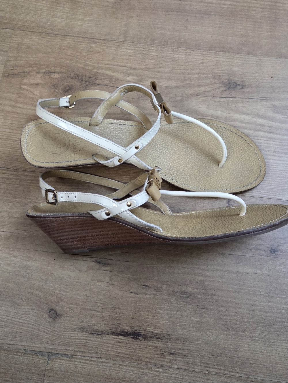 Tory Burch Kailey Wedge Thong Bow Logo Sandals - Picture 7 of 12